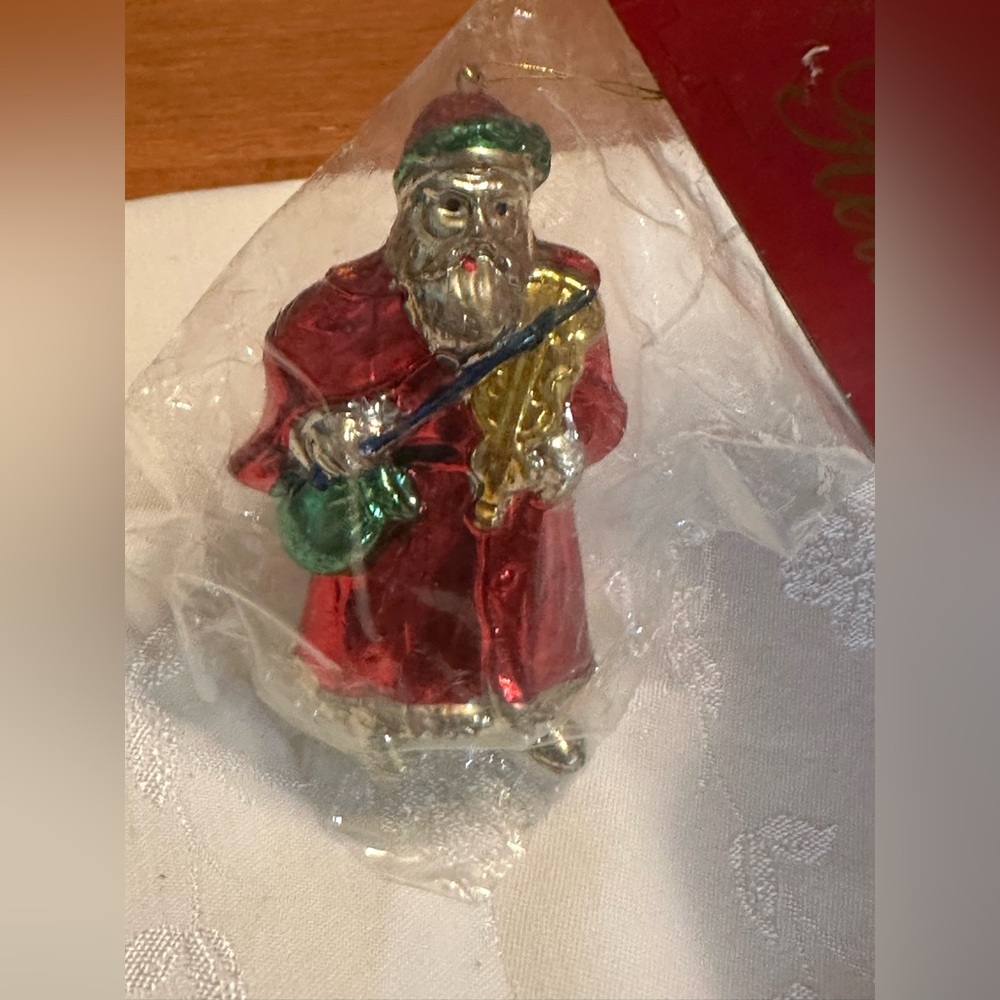 Vtg 50’s Hard Plastic Metallic SANTA CLAUS Blow Mold Santa w/Violin. Old Stock.